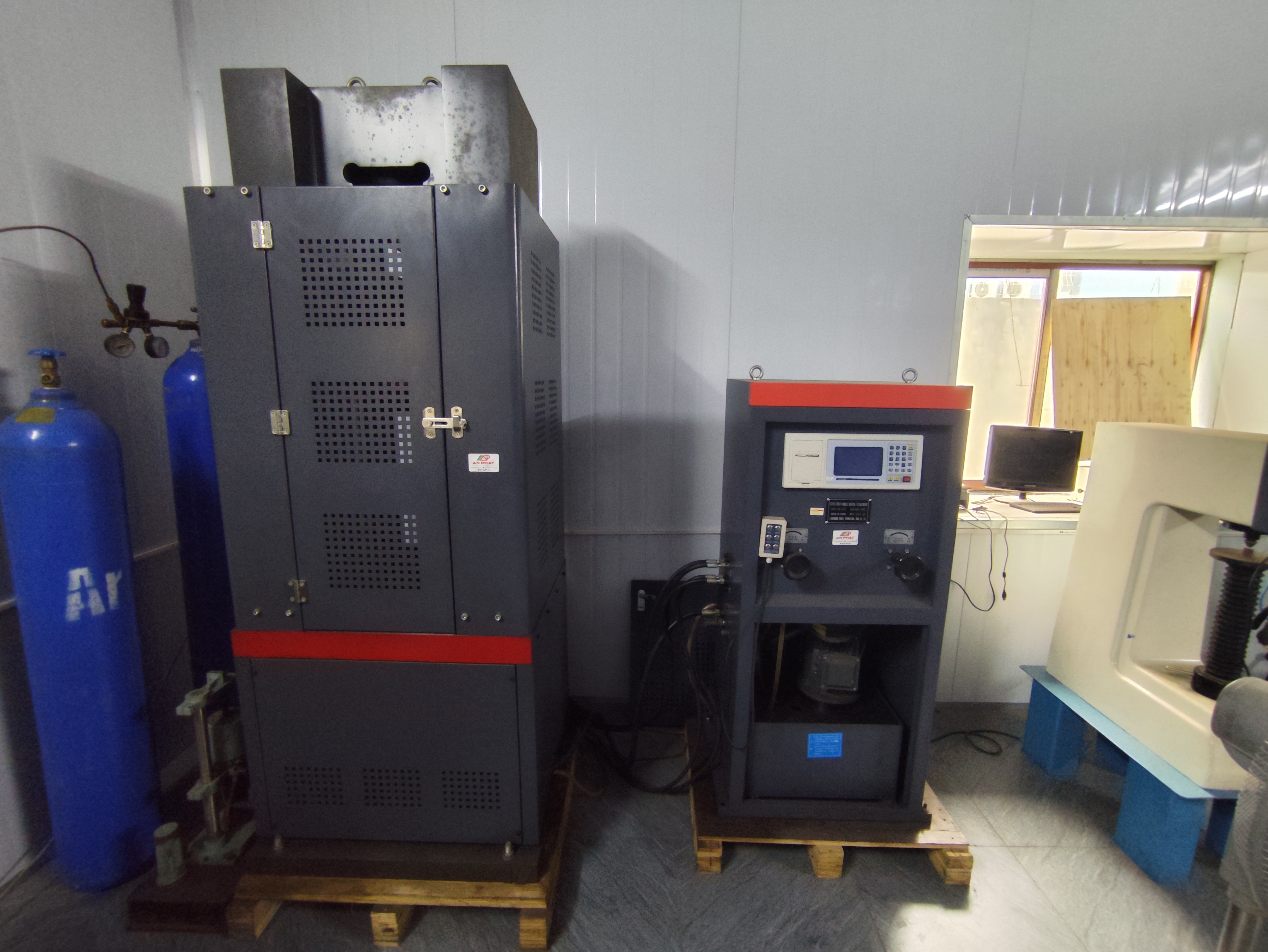 Optical Emission Spectrometer.jpg
